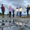 Seks barneskoleelever plukker søppel på stranden