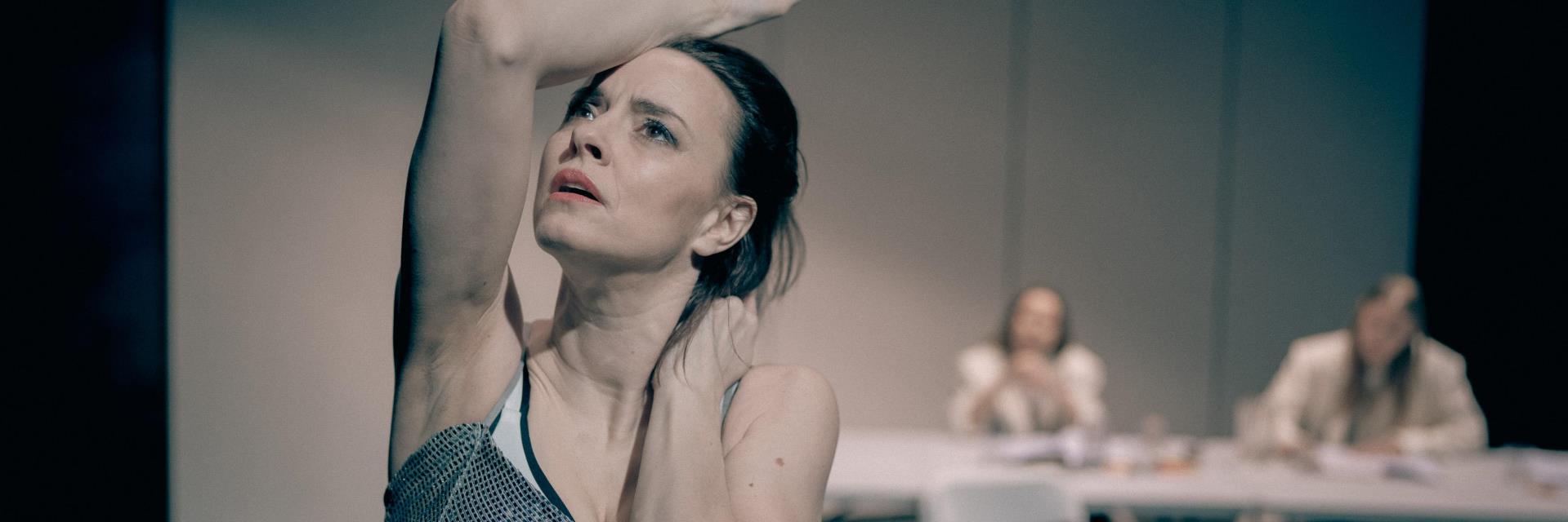 Linda Brean Mathisen i en scene fra "Når vi døde våkner" av Henrik Ibsen, fremført på Nordland teater. 