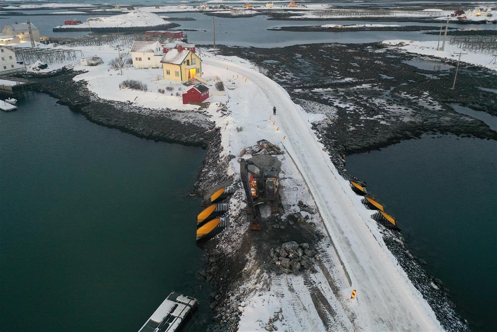 Lav bru, anleggsarbeid, snø. Dronefoto.  - Klikk for stort bilde