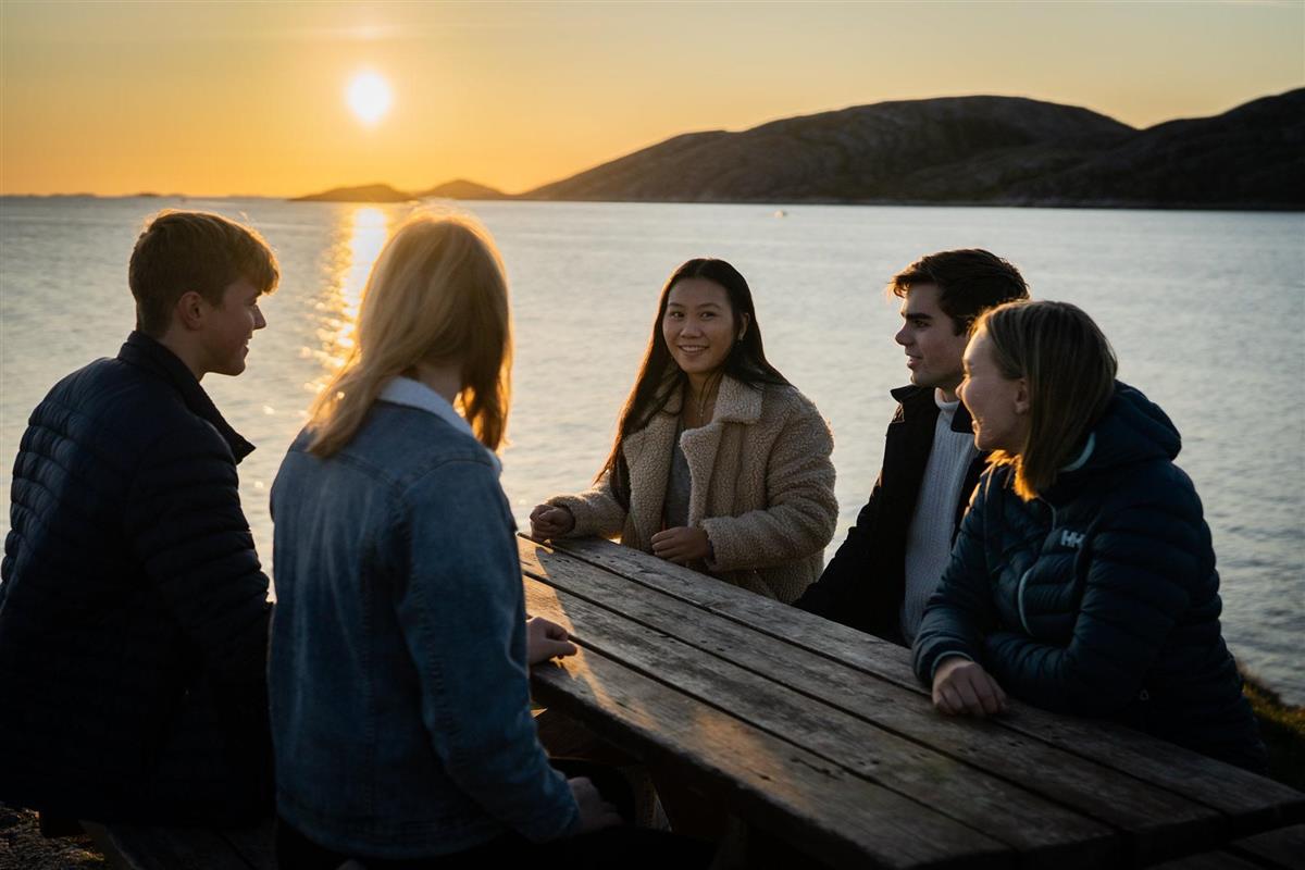 Ungdommer rundt et bord på moloen i Bodø - Klikk for stort bilde