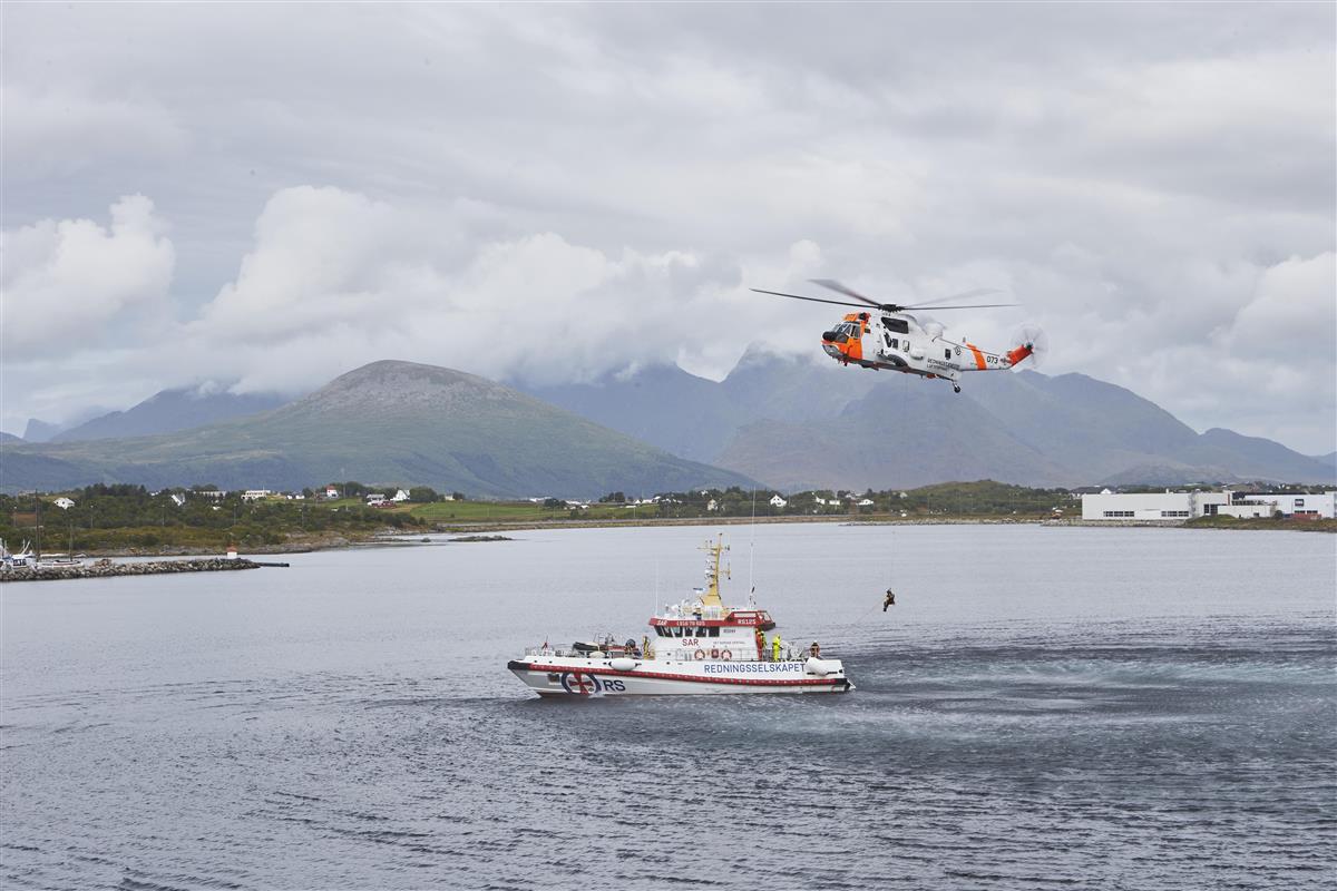 Båt og redningshelikopter - Klikk for stort bilde