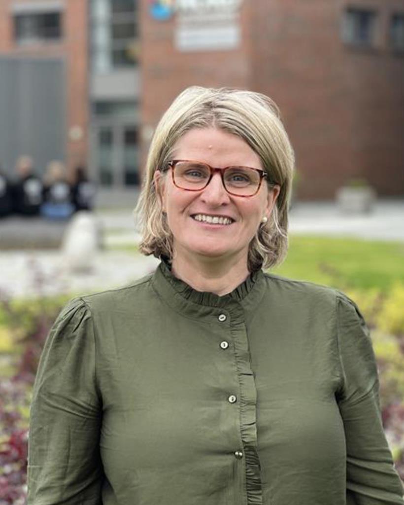 Smilende kvinne. Foto - Klikk for stort bilde