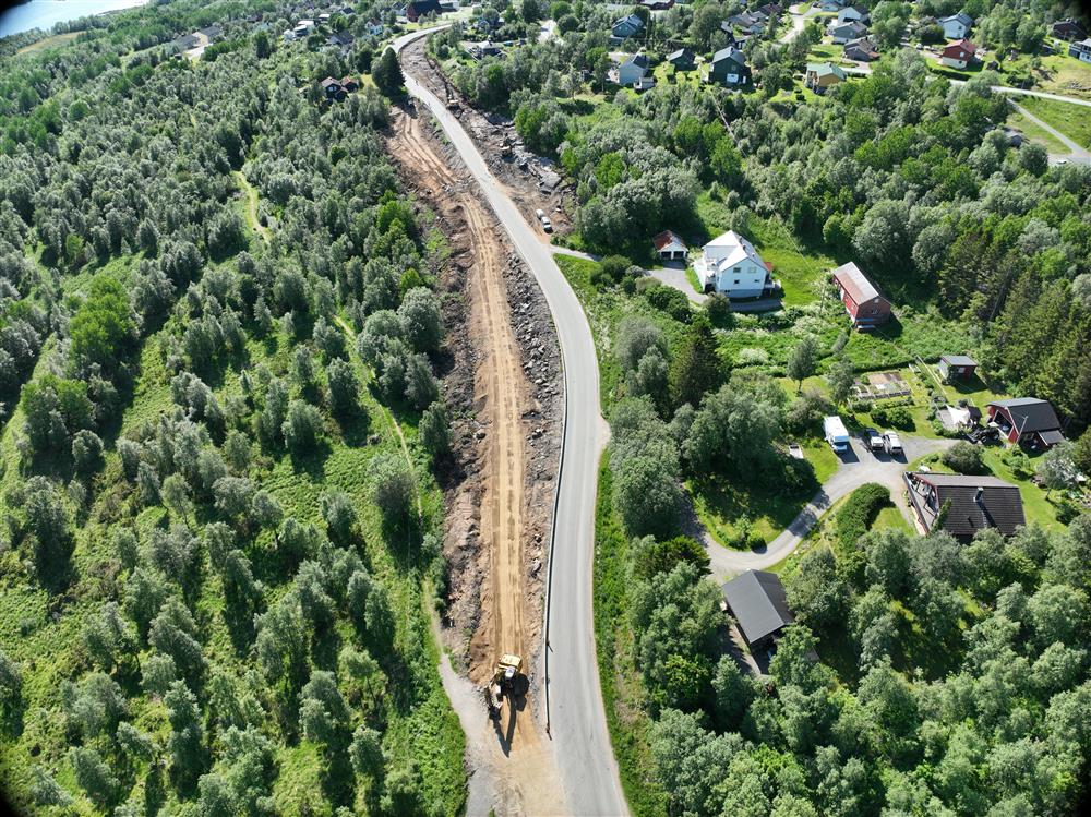 Dronebilde over anleggsområd, det bygges gang- og sykkelveg - Klikk for stort bilde
