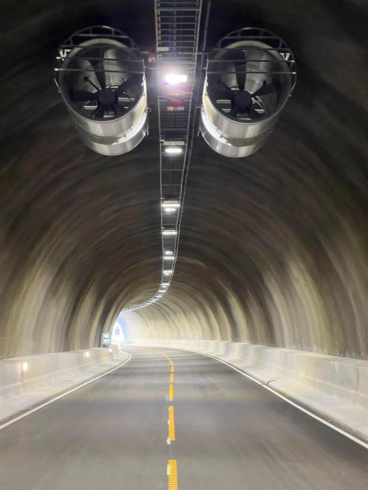 Tunnel nært utgangen, lys strømmer inn. Vifter i taket.  - Klikk for stort bilde