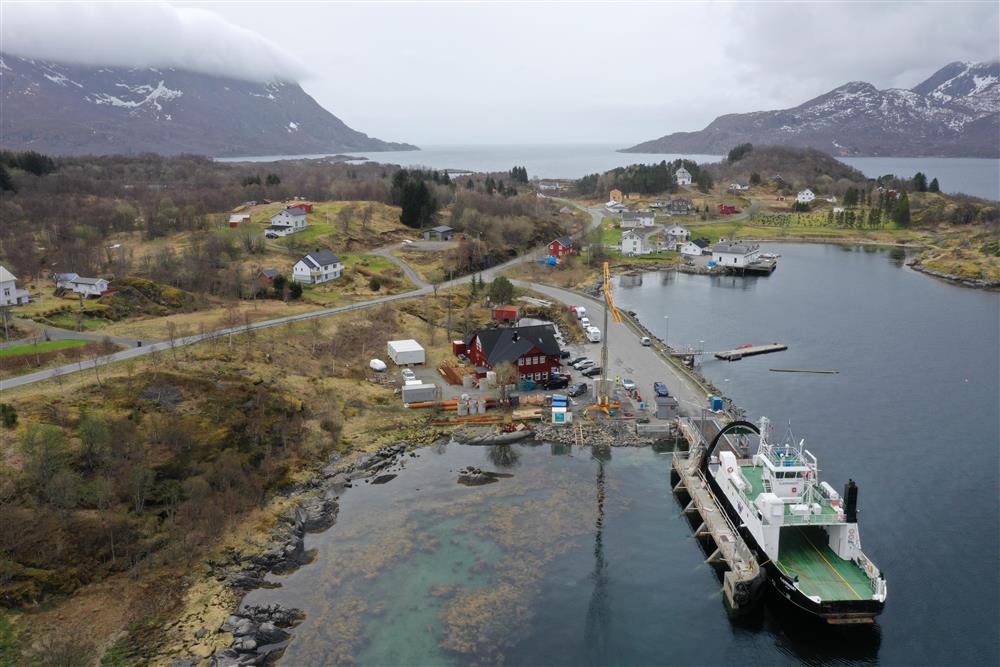 Ferje til kai, anleggsarbeid på land, fjord og fjell, spredt bebyggelse - Klikk for stort bilde