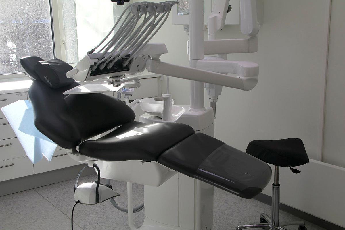 En tom tannlegestol i et tannlegekontor. - Klikk for stort bilde