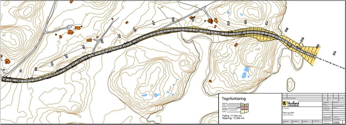Figur 8: Alternativ 1-2b: Ny kjøreveg på Hamnøya. Karttegning som viser vegtrasé gjennom kupert terreng med høydekoter og spredt bebyggelse. Den grå veglinjen med midtstrek er omgitt av gule felt som markerer fylling og skjæring, og nederst tegnforklaring og prosjektinformasjon fra Nordland fylkeskommune. - Klikk for stort bilde