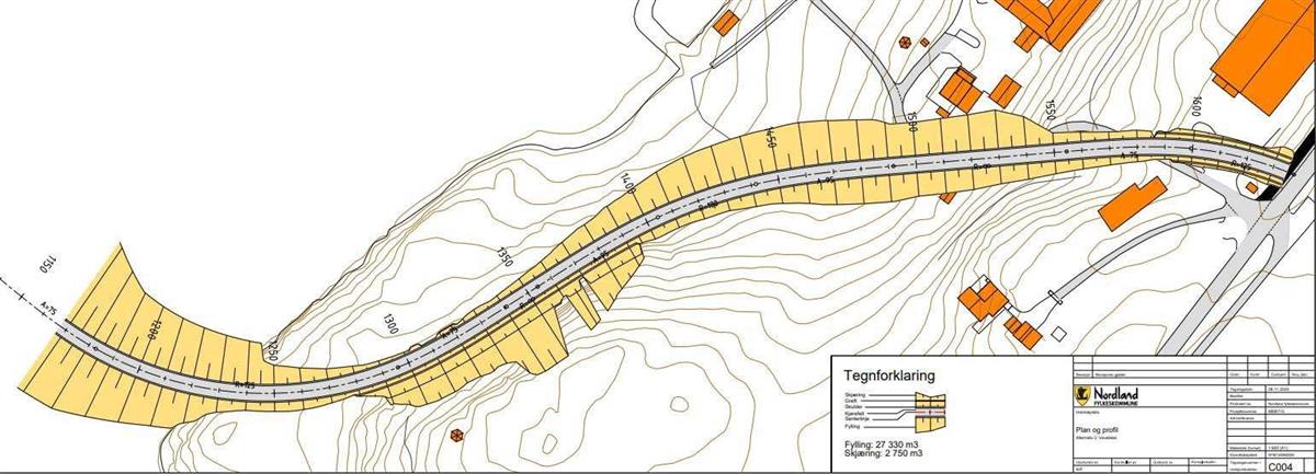 Figur 7: Alternativ 1-2a: Ny kjøreveg fra fv. 17 til bru. Karttegning viser vegtrasé gjennom område med terreng og bebyggelse. Den grå veglinjen med midtstrek går i en lang kurve fra venstre til høyre, omgitt av gule skraverte felt som markerer fylling og skjæring. Høydekoter og bygninger. Nederst tegnforklaring og prosjektinformasjon fra Nordland fylkeskommune. - Klikk for stort bilde