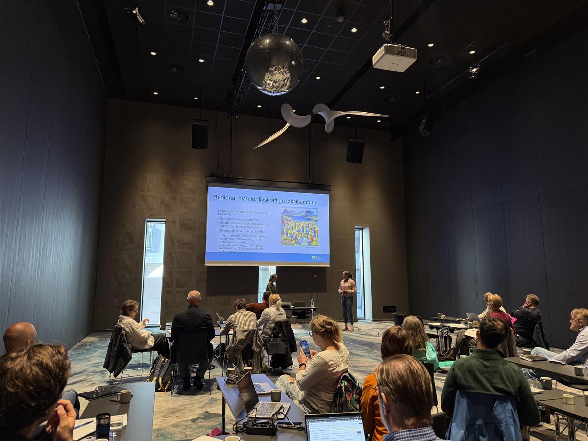 Mennesker som hører på en presentasjon - Klikk for stort bilde