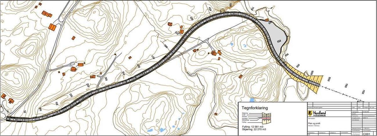 Figur 6: Alternativ 1-1b: Ny kjøreveg på Hamnøya. Kartet viser trasé gjennom et område med bebyggelse. Den grå veglinjen med midtstrek går i en kurve fra venstre til høyre, omgitt av gule skraverte felt som markerer fylling og skjæring. Høydekoter og terrenglinjer er synlige, og flere bygninger er markert i oransje. Nederst er tegnforklaring og prosjektinformasjon fra Nordland fylkeskommune. - Klikk for stort bilde