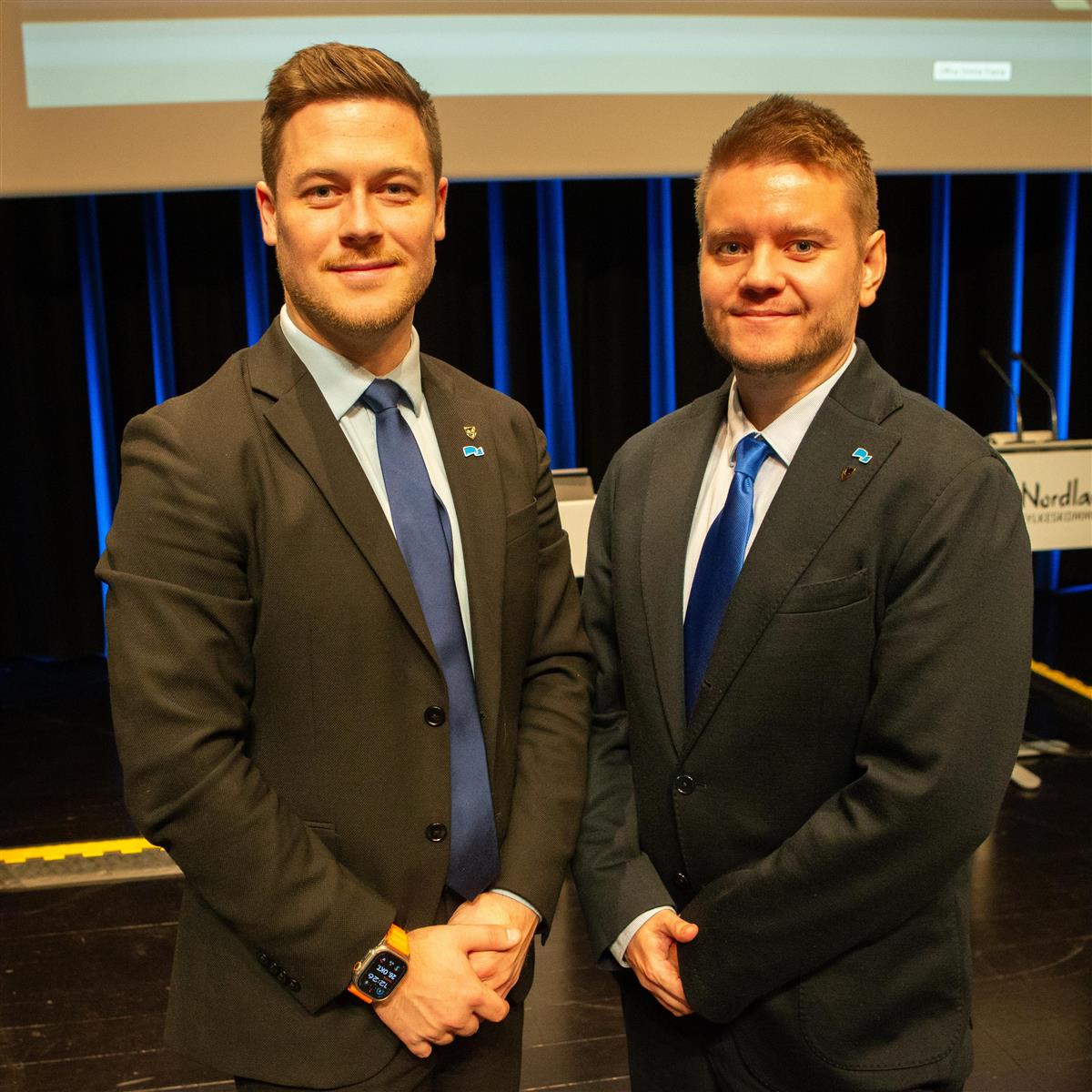 To menn i en sal. Foto. - Klikk for stort bilde