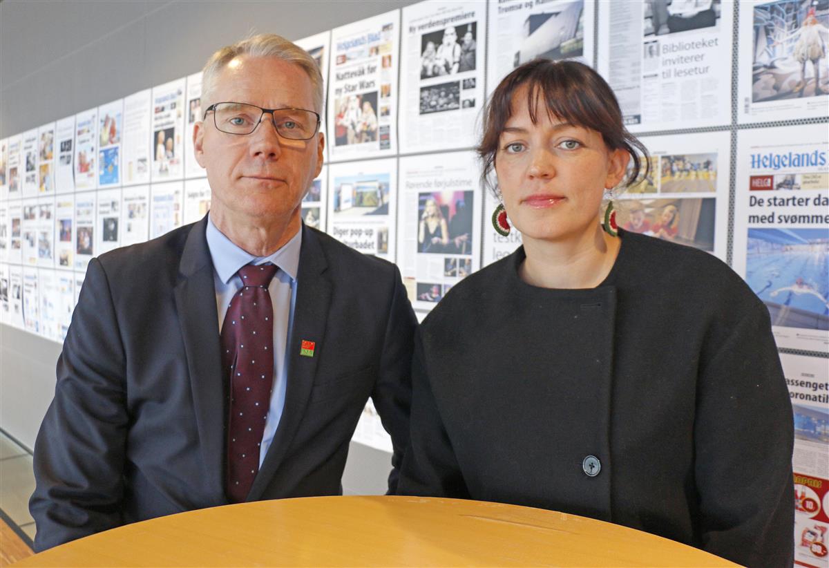 alvorlig mann og kvinne ved bord. Foto. - Klikk for stort bilde