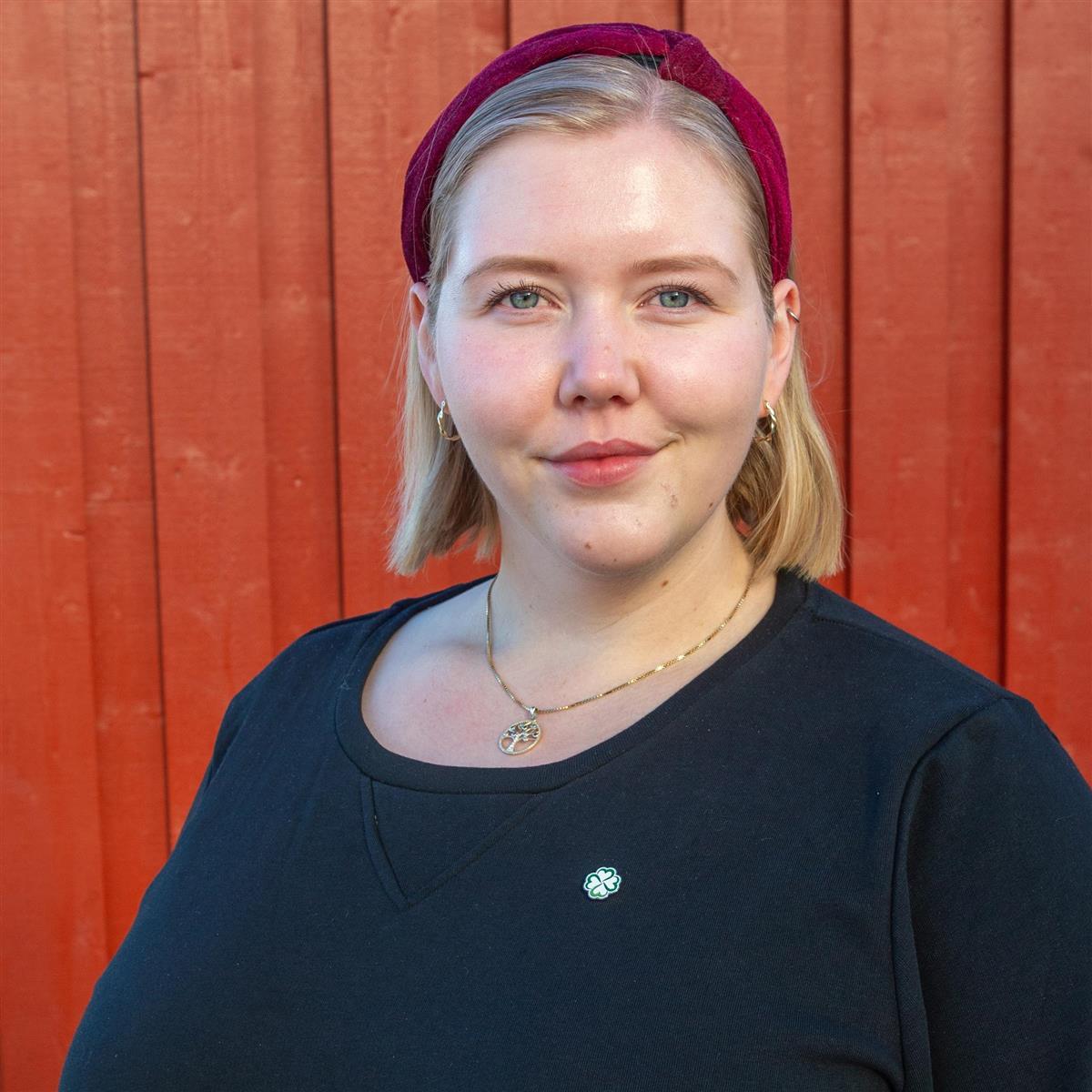 Portrett av ung kvinne med lyst hår. - Klikk for stort bilde