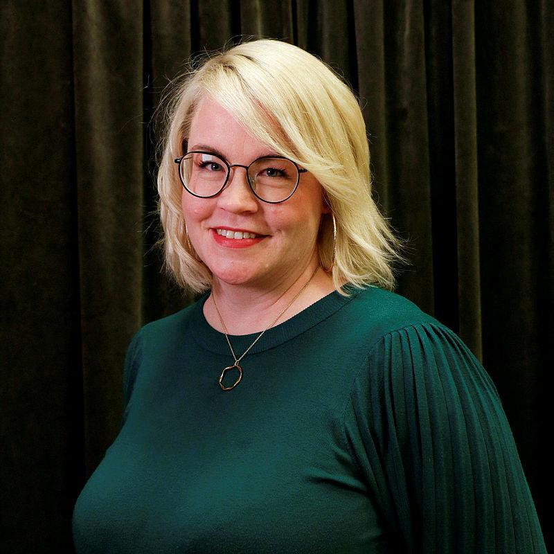 Portrett av blond kvinne i grønn genser - Klikk for stort bilde