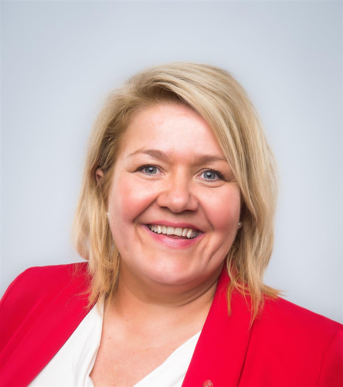 Profilbilde av  kvinne blond i rød jakke gruppeleder for Arbeiderpartiet - Klikk for stort bilde