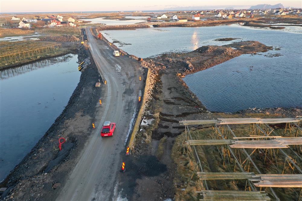 Lav bru i lavt landskap, fiskehjeller og fjord. Anleggsarbeid. Dronefoto. - Klikk for stort bilde