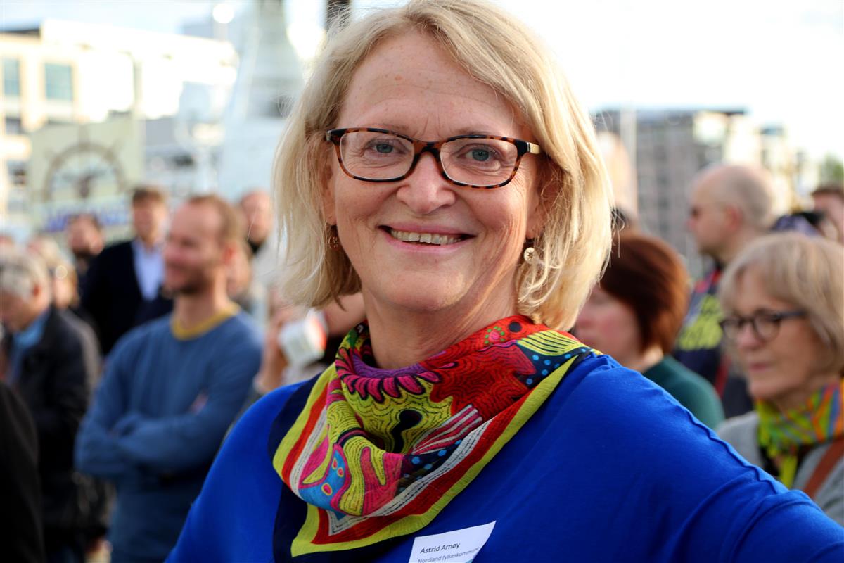 Smilende Astrid Arnøy i fargerike klær - Klikk for stort bilde
