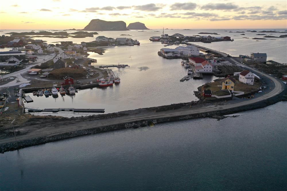 Lav bru, anleggsarbeid, boliger i flatt landskap. Vinter uten snø. Dronefoto. - Klikk for stort bilde