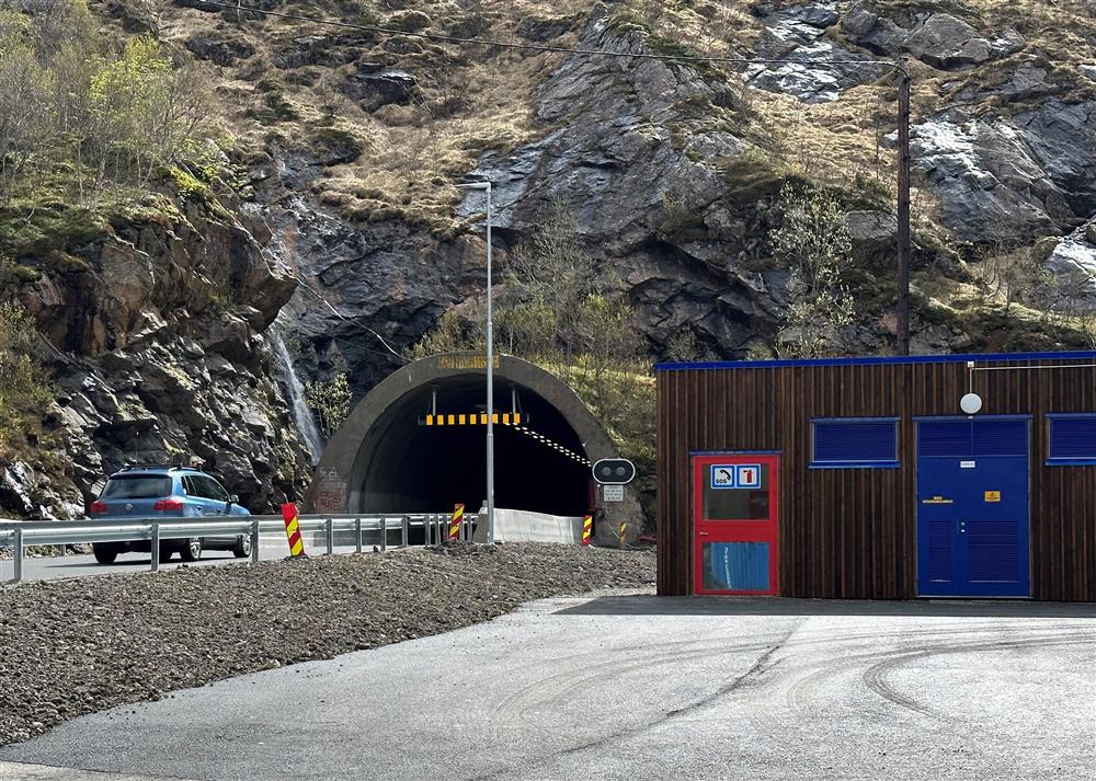 Bil på veg mot tunnel. Et ygg ved siden, merket med telefon og brannslukker - Klikk for stort bilde