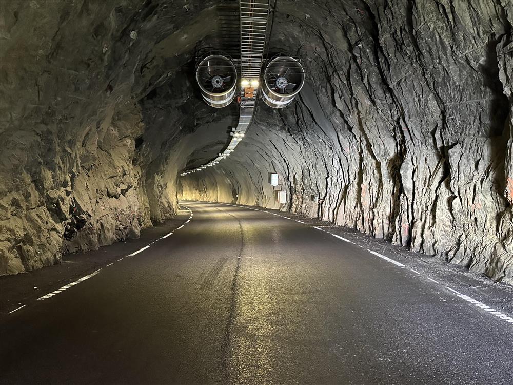 Tunnel med vifter i taket - Klikk for stort bilde