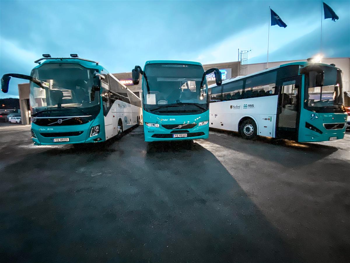 Tre store busser står parkert med fronten mot kamera - Klikk for stort bilde