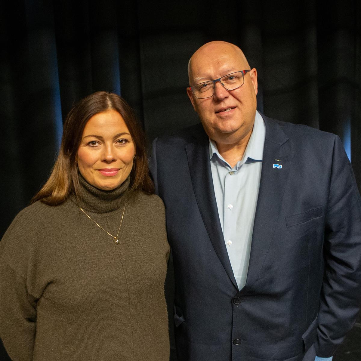 Portrett av mann og kvinne oppstilt. - Klikk for stort bilde