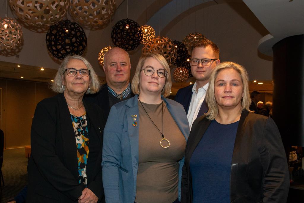 Bilde av tre kvinner og to menn. - Klikk for stort bilde