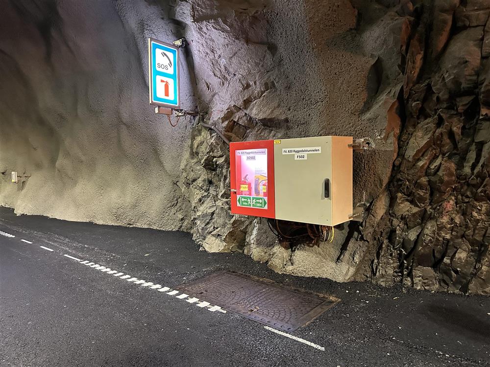 Tunnel med nødskap der det er brannslukker og telefon  - Klikk for stort bilde