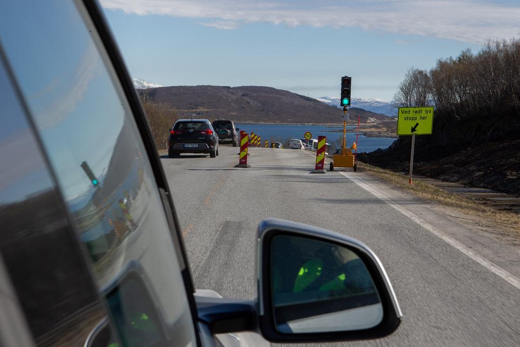 Anleggsarbeider i gule reflekskledde klær. - Klikk for stort bilde