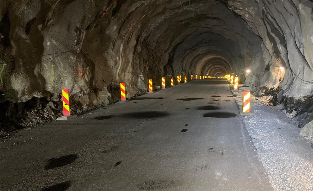 Tunnel med skilt som varsler arbeid pågår - Klikk for stort bilde