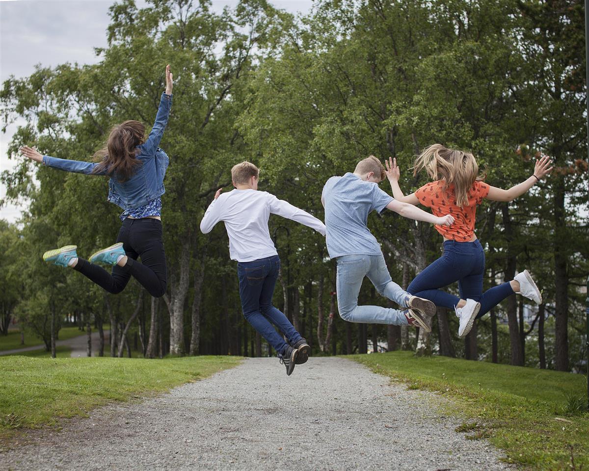 Fire ungdommer som hopper opp i luften - Klikk for stort bilde