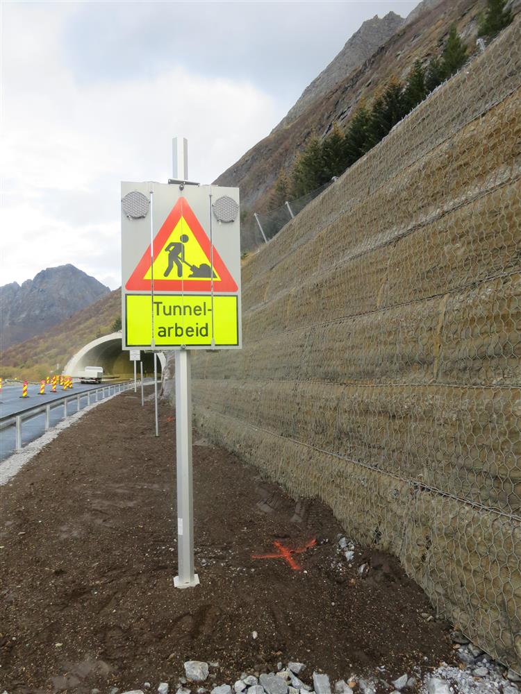 Fareskilt om tunnelarbeid. Lys blir tent når det er i bruk.  - Klikk for stort bilde