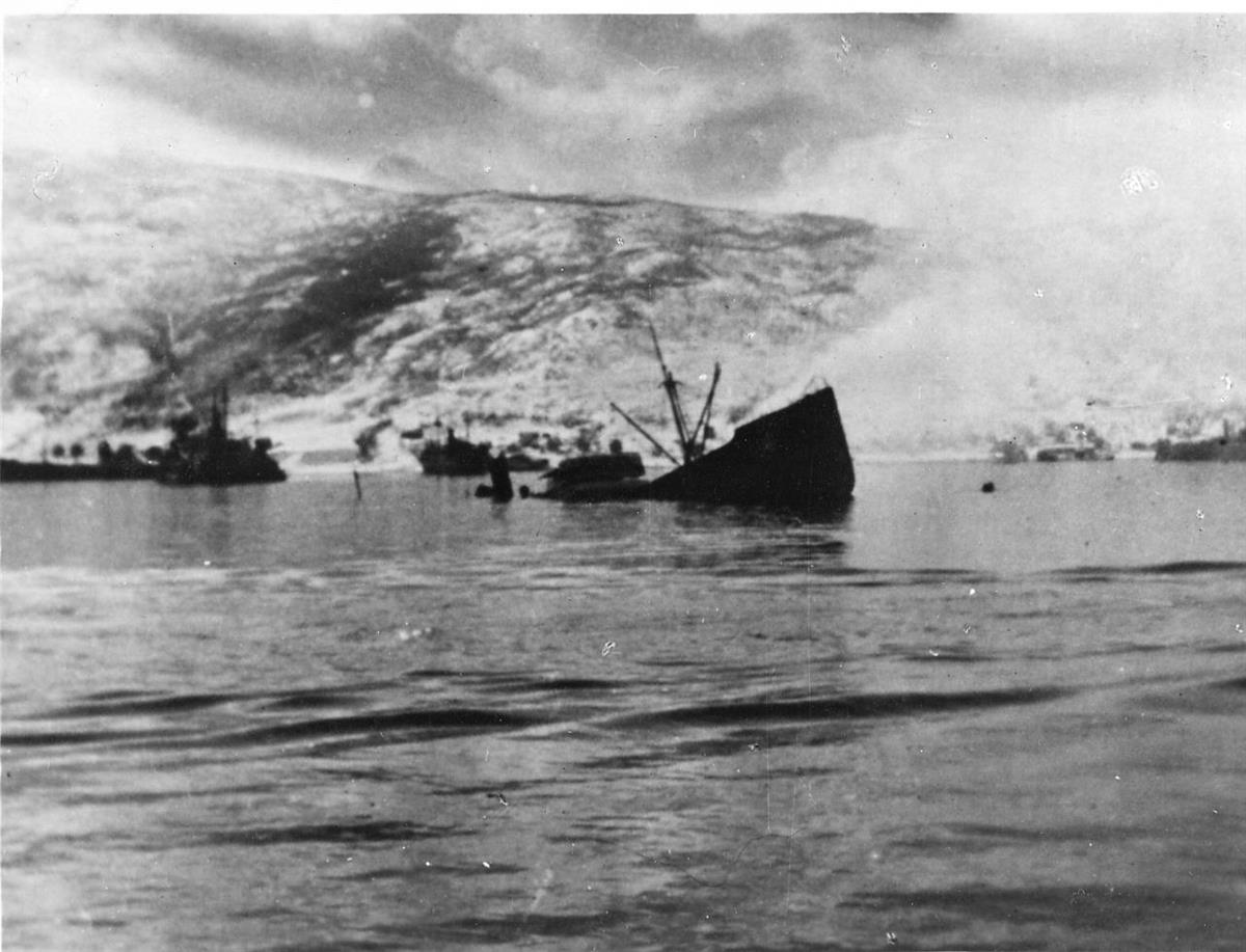Skipsvrak Narvik havn 1940. - Klikk for stort bilde