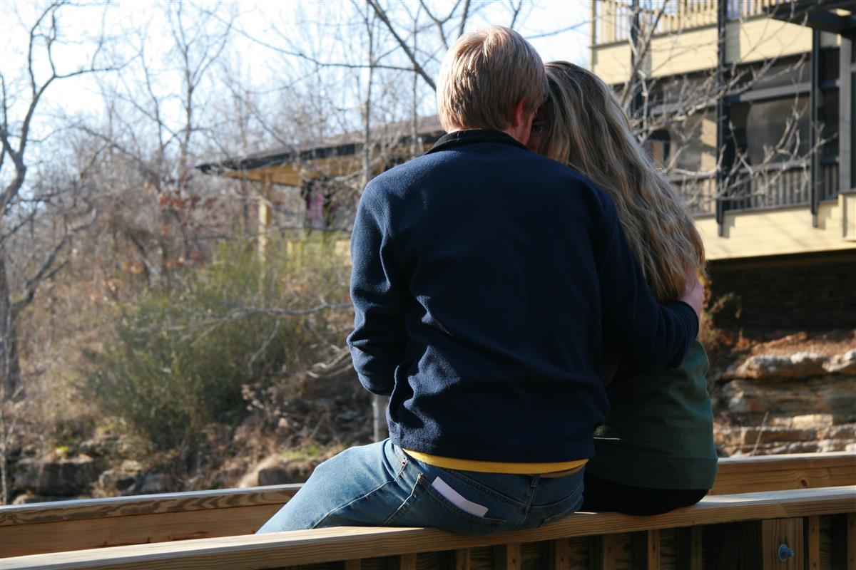 To ungdommer som sitter tett inntil hverandre på en benk - Klikk for stort bilde