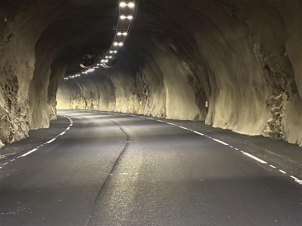 Tunnel med utstyr i taket - Klikk for stort bilde