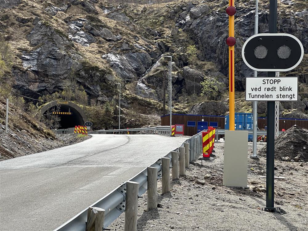 Veg mot tunnel,  rekkverk, stopp-/stengeskilt - Klikk for stort bilde