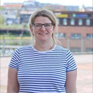 Portrett av kvinne i stripete blå og hvit t-skjorte. - Klikk for stort bilde