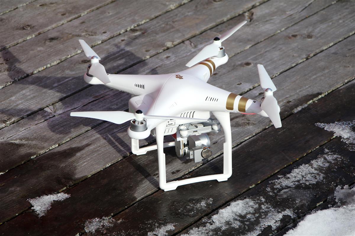 Bilde av kvit drone. - Klikk for stort bilde