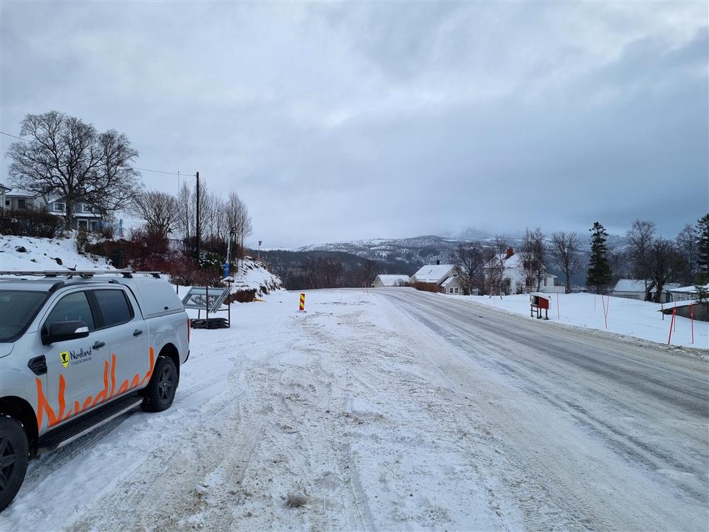 Snøkledt veg, bil merket Nordland fylkeskommune på siden.  - Klikk for stort bilde