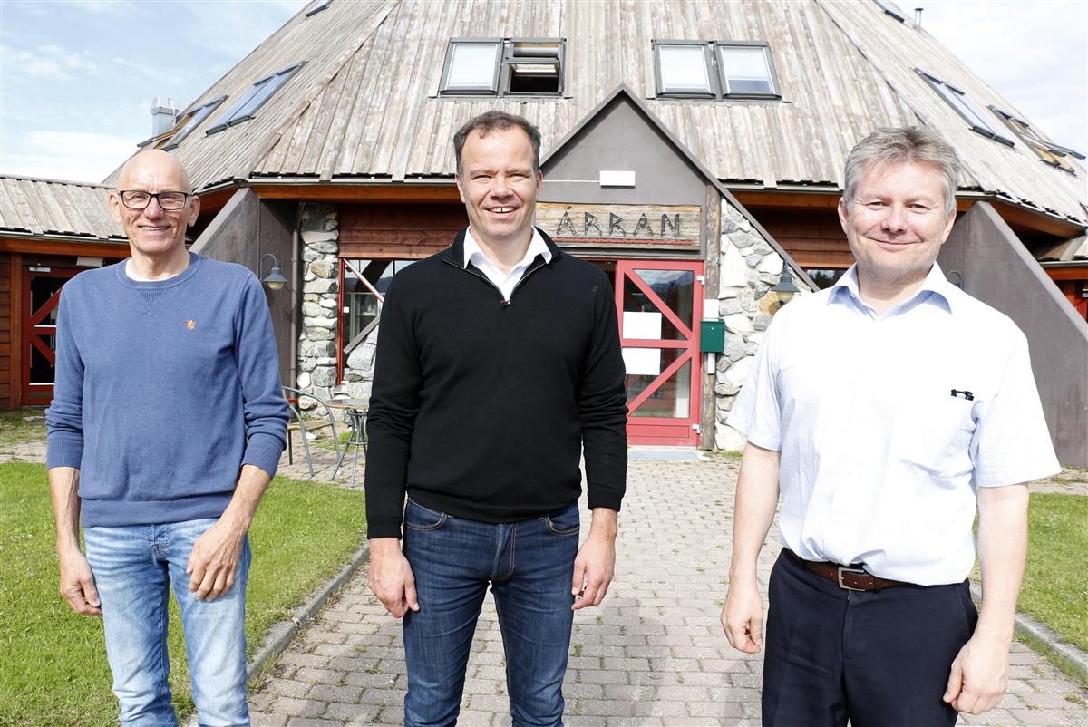 Fylkesrådsleder Tomas Norvoll flankert av styreleder ved Árran Lennart Mikkelsen (t.v.) og direktør Lars Magne Andreassen. - Klikk for stort bilde