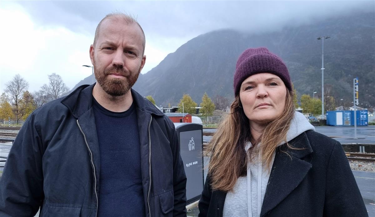 Bilde av kvinne og mann som står ute. - Klikk for stort bilde