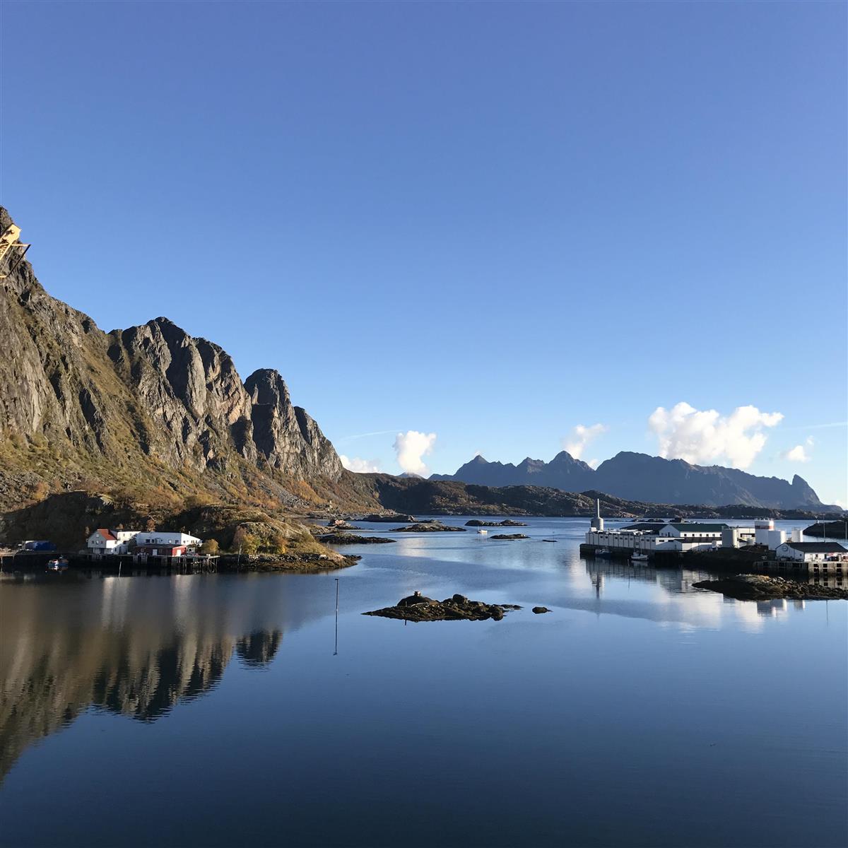 fjell og hav ved Svolvær havn - Klikk for stort bilde