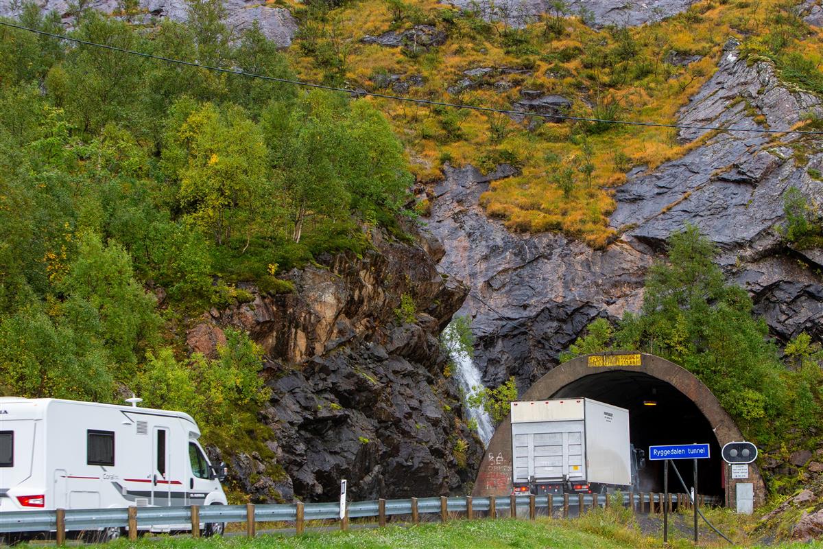 En lastebil og en bobil kjører inn i Ryggedalstunnelen - Klikk for stort bilde