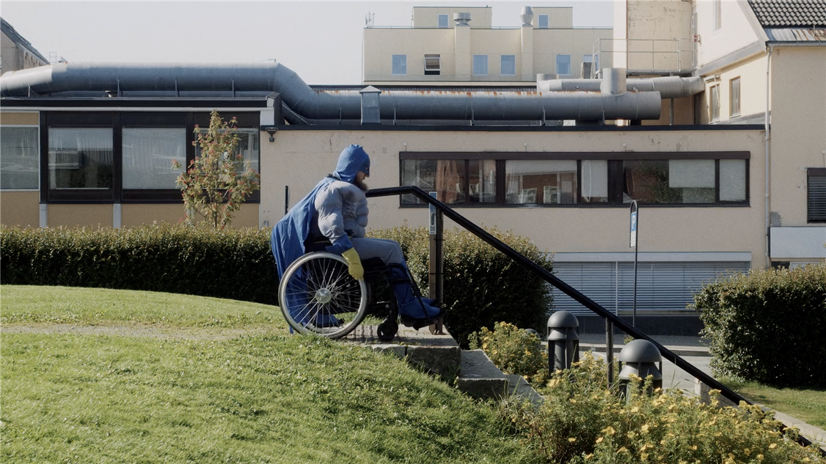superhelt i rullestol på vei ned trapp - Klikk for stort bilde