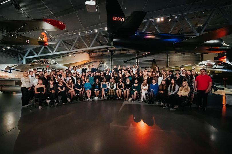 Ungdom samlet på flymuseet i Bodø - Klikk for stort bilde