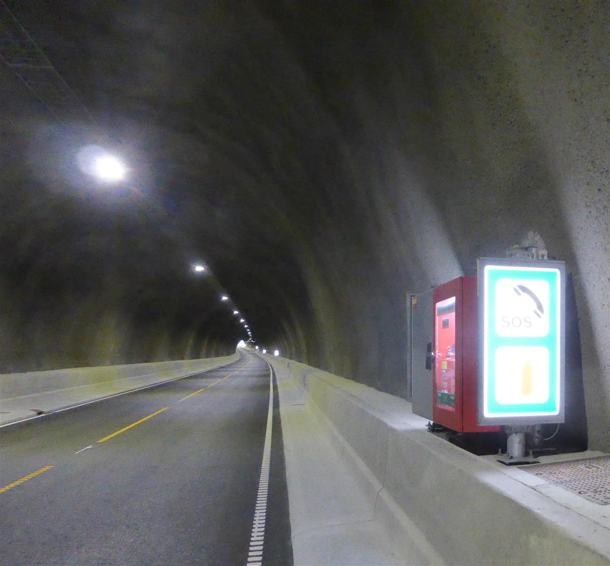 Tom tunnel, to kjørefelt. Rødt skap som viser brannslukker og SOS-skilt.  - Klikk for stort bilde