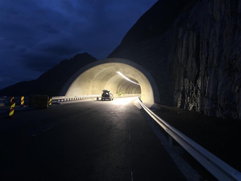 Veg mot en opplyst tunnelåpning. Et  - Klikk for stort bilde