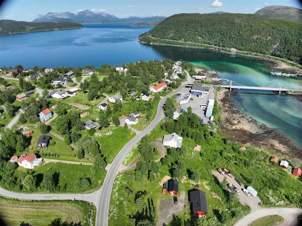 Veg med vegarbDronebilde over anleggsområd, det bygges gang- og sykkelvegeid og maskin utenfor kjørebanen - Klikk for stort bilde