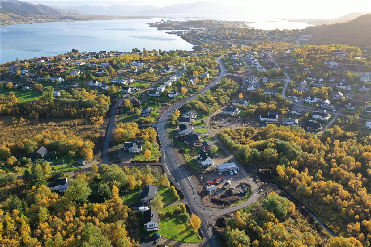 Dronebilde over Bergvikveiene med Stokmarknes i bakgrunnen. - Klikk for stort bilde