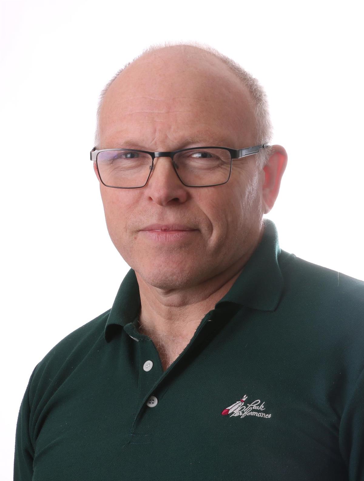 Portrett av mann i svart t-skjorte foran hvit bakgrunn - Klikk for stort bilde